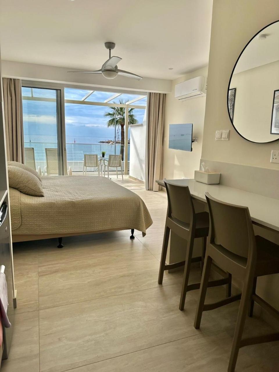 Harbour Lights Studio Apartments Paphos Exterior photo